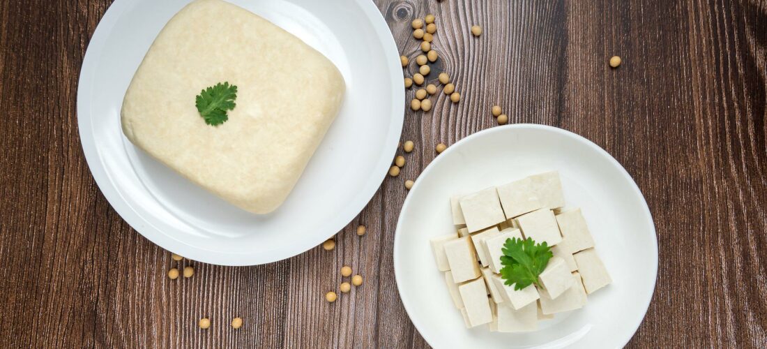 Co to jest tofu? Właściwości odżywcze i rodzaje tofu – poznaj najlepsze przepisy z tofu!