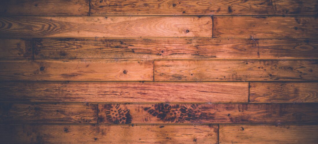 Drewno na podłodze – czy to dobry pomysł?