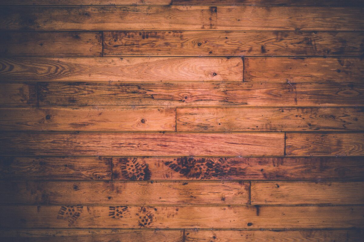 Drewno na podłodze – czy to dobry pomysł?